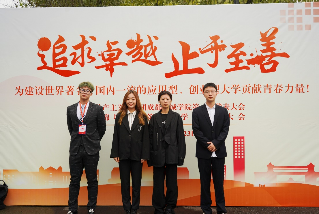 我校学生会代表与成都锦城学院学生会骨干合影 我校学生会代表与成都锦城学院学生会骨干合影